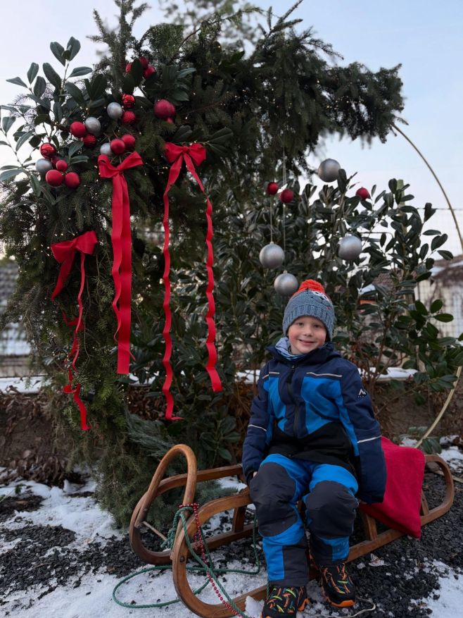Na dvoře pro vás máme připravený nazdobený kruh, kde se můžete vyfotit ♥️ počasí sice není úplně příznivé na velké...