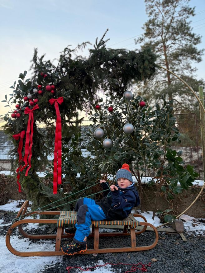 ❄️ Náš zimní fotokoutek je hotový! Sáňky, ozdoby, trocha sněhu… stačí se jen posadit a cvaknout 📸✨ Zastavte se po návštěvě...